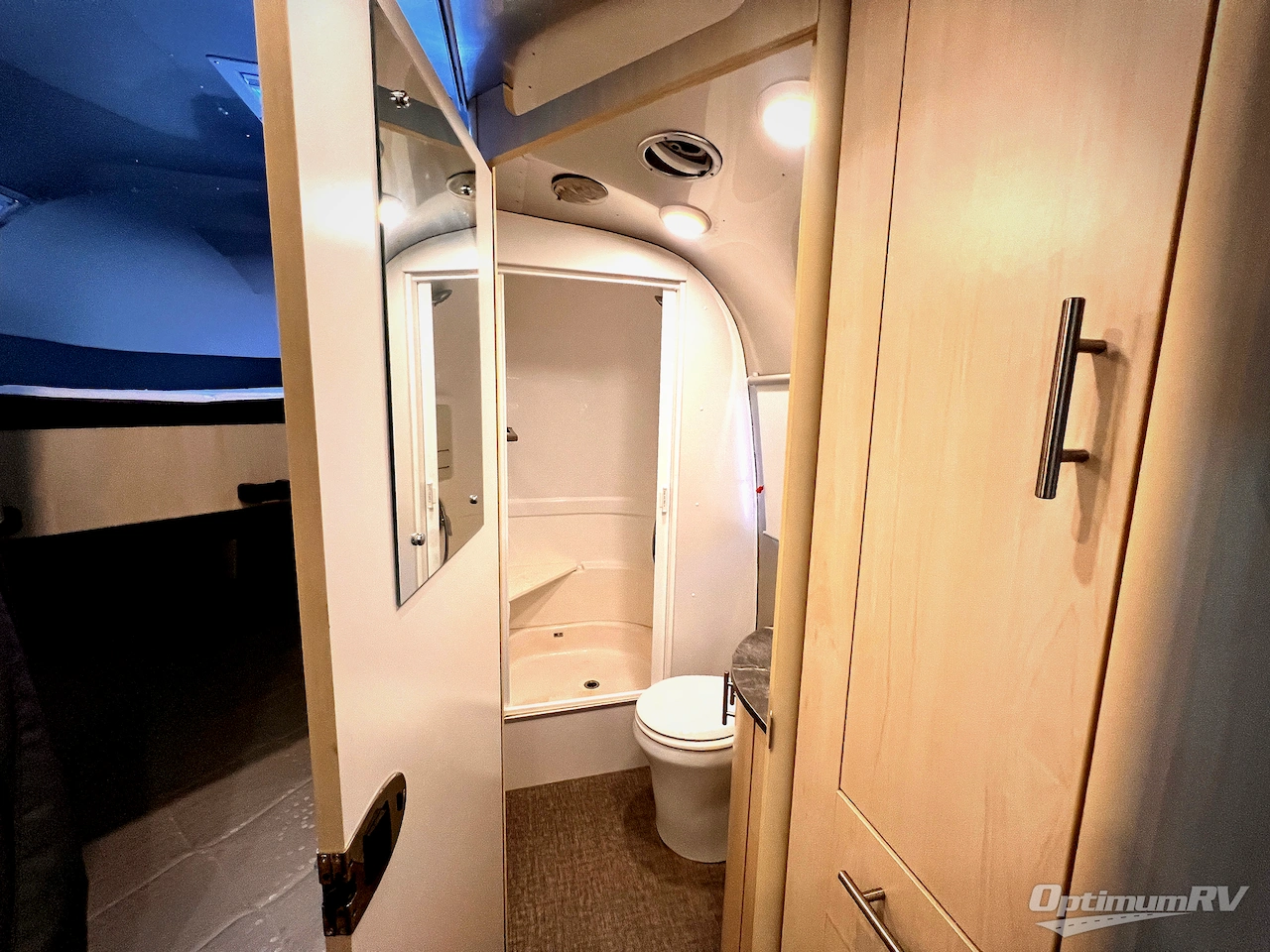 2024 Airstream Flying Cloud 30FB Bunk Photo 18