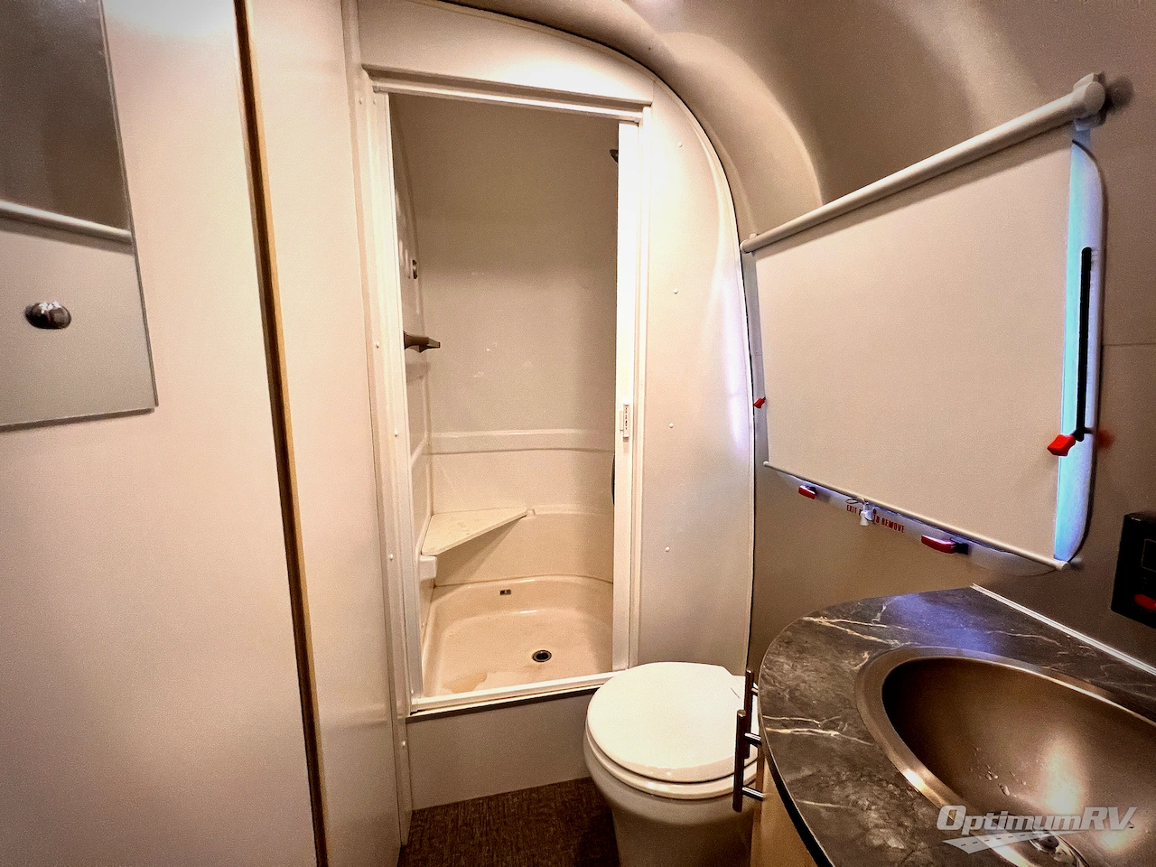 2024 Airstream Flying Cloud 30FB Bunk Photo 19
