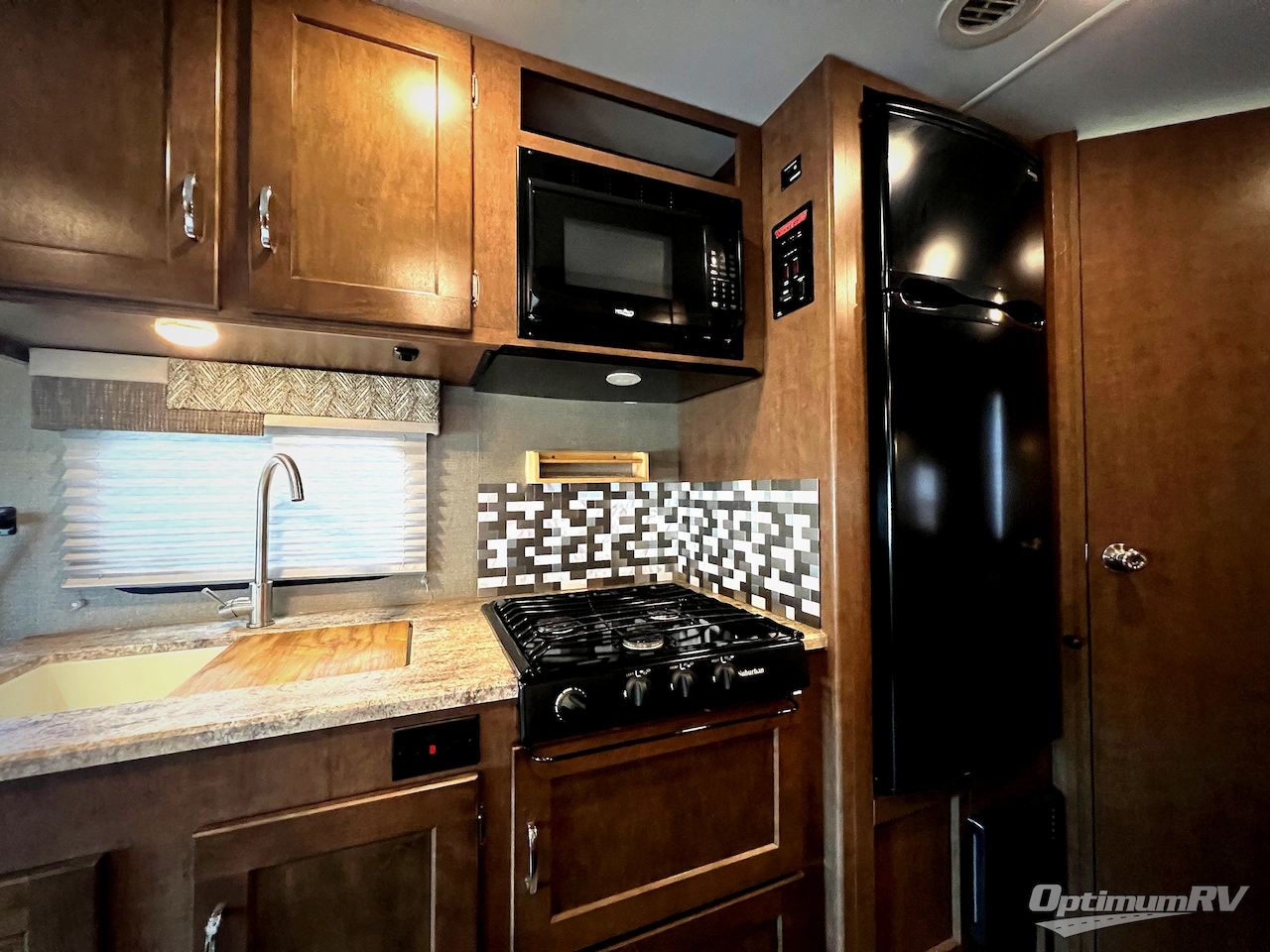 2018 Winnebago Outlook 22C Photo 12