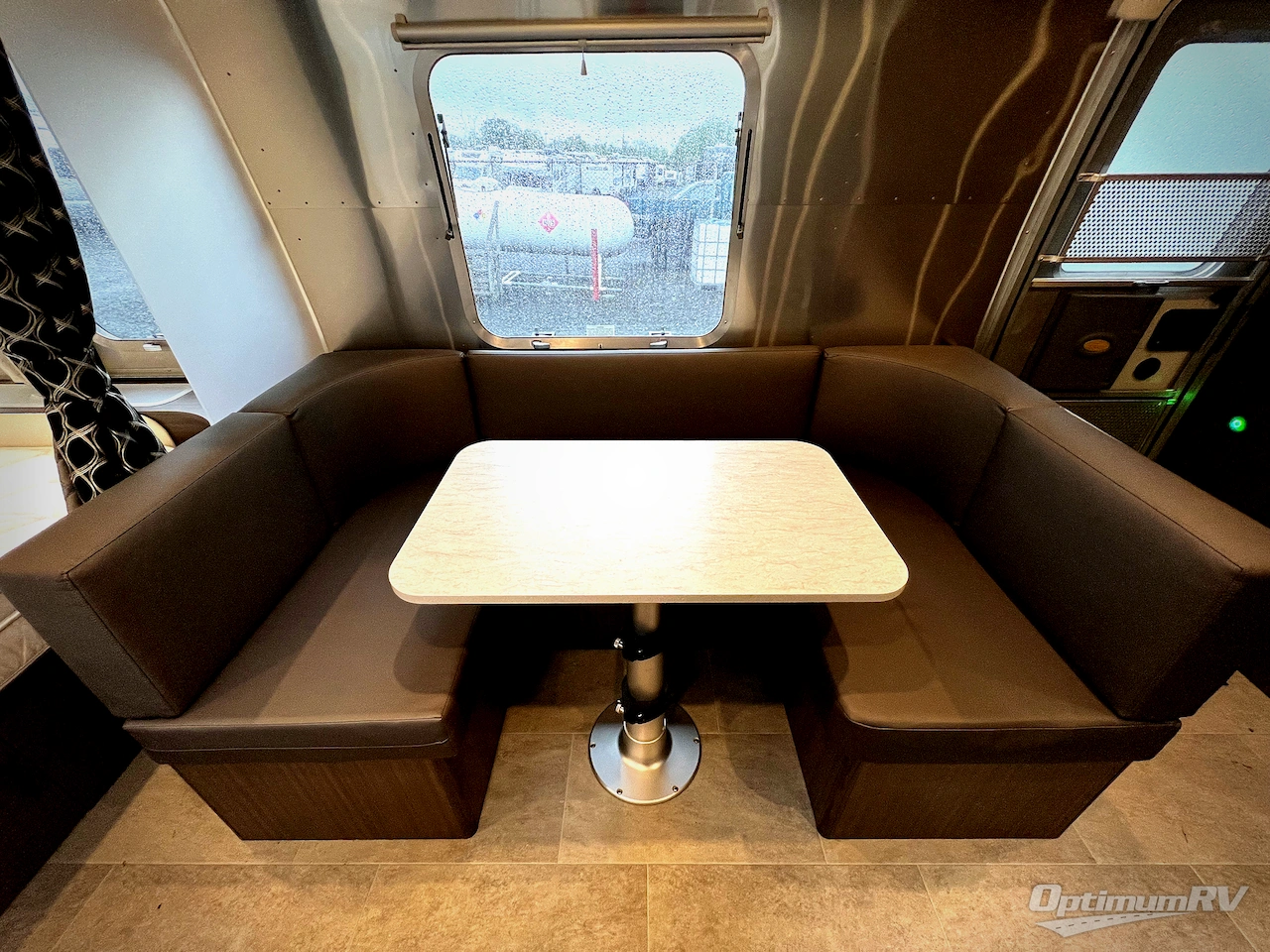 2022 Airstream Caravel 22FB Photo 4