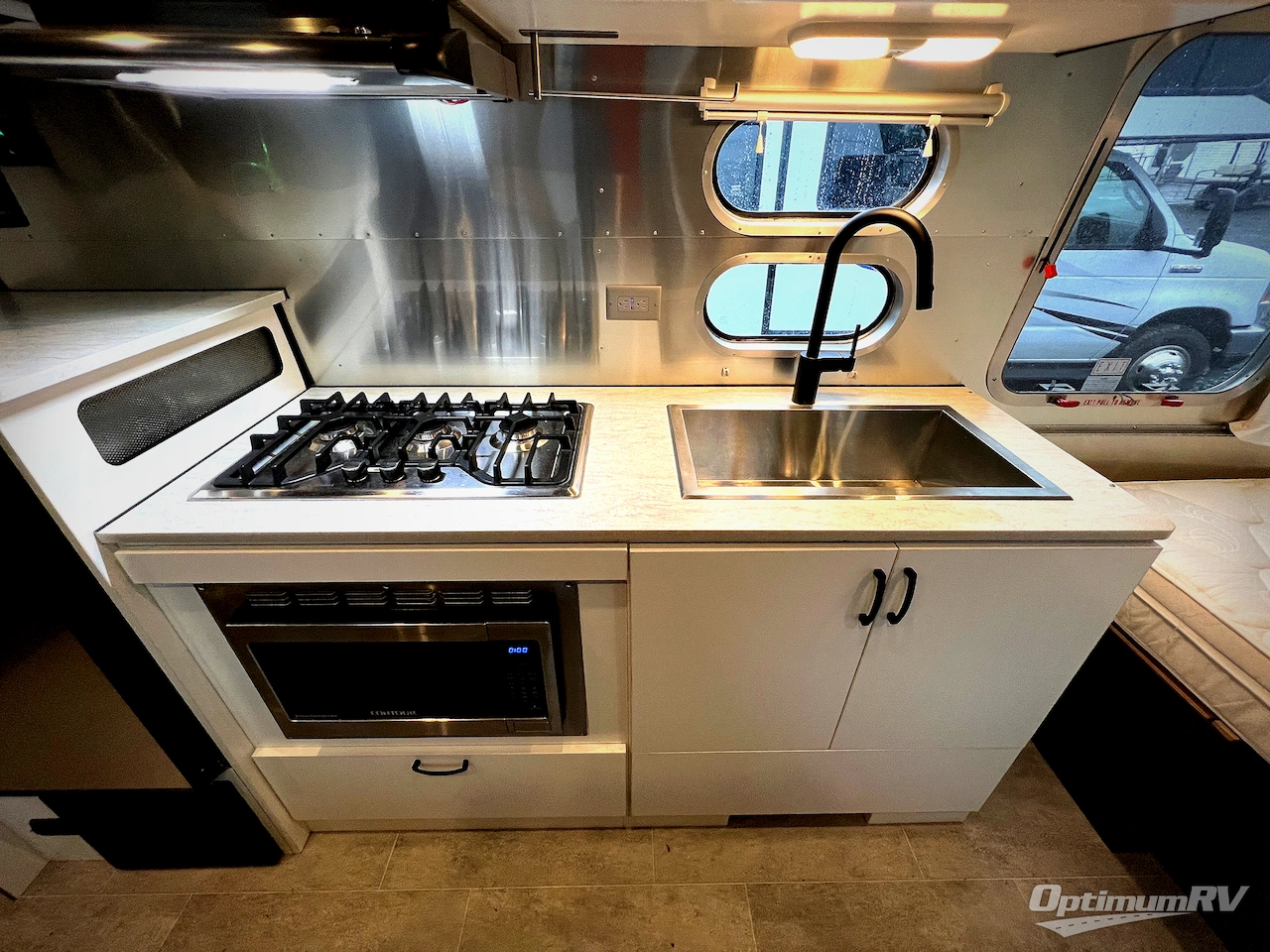 2022 Airstream Caravel 22FB Photo 9