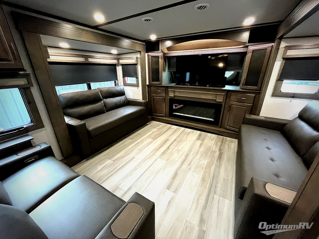 2024 Grand Design Solitude 380FL Photo 18