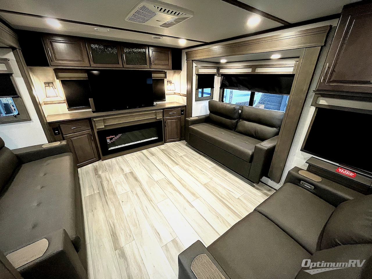 2024 Grand Design Solitude 376RD Photo 8