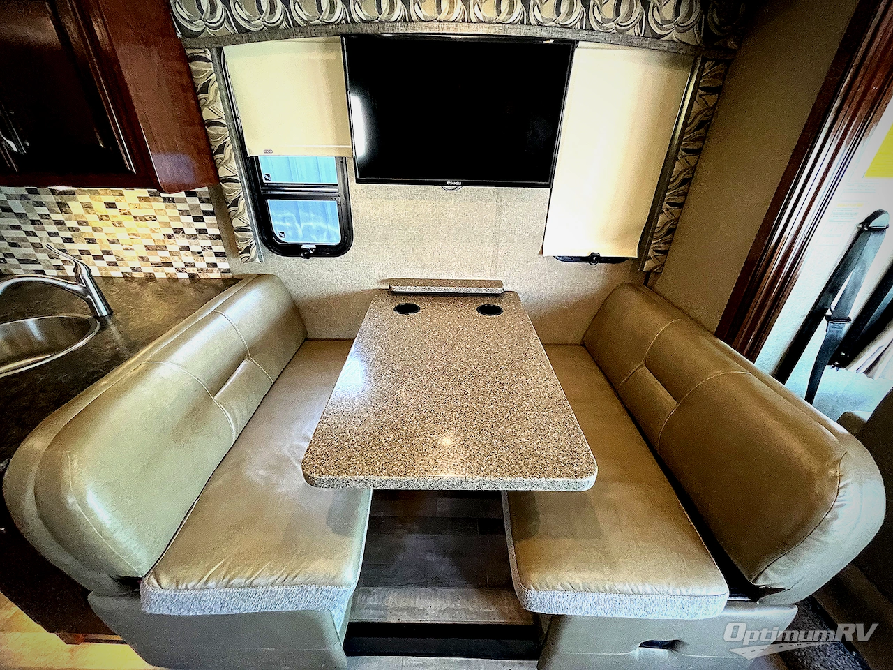 2018 Fleetwood Flair 30P Photo 9