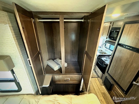 2022 Winnebago Minnie Winnie 22M RV Photo 4