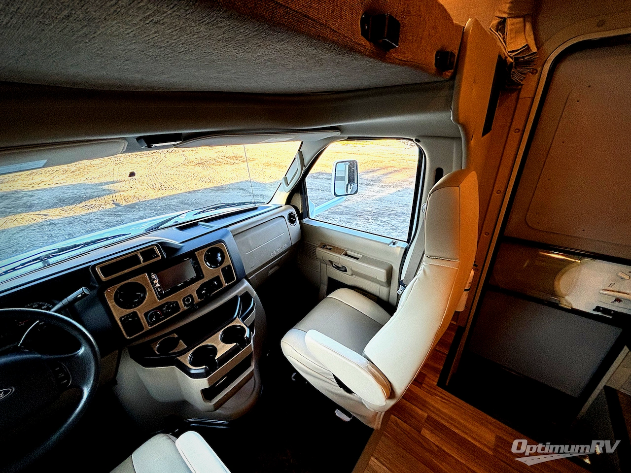 2019 Thor Quantum RC25 Photo 6