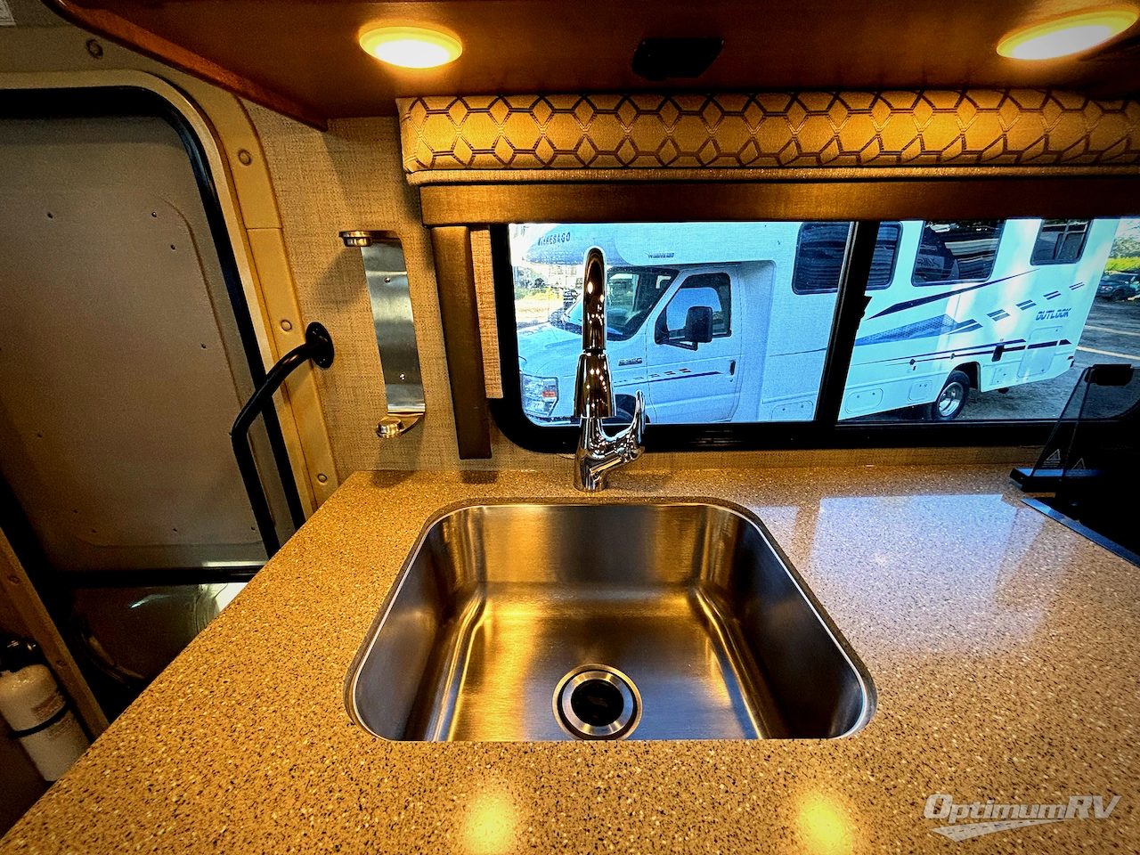 2019 Thor Quantum RC25 Photo 16