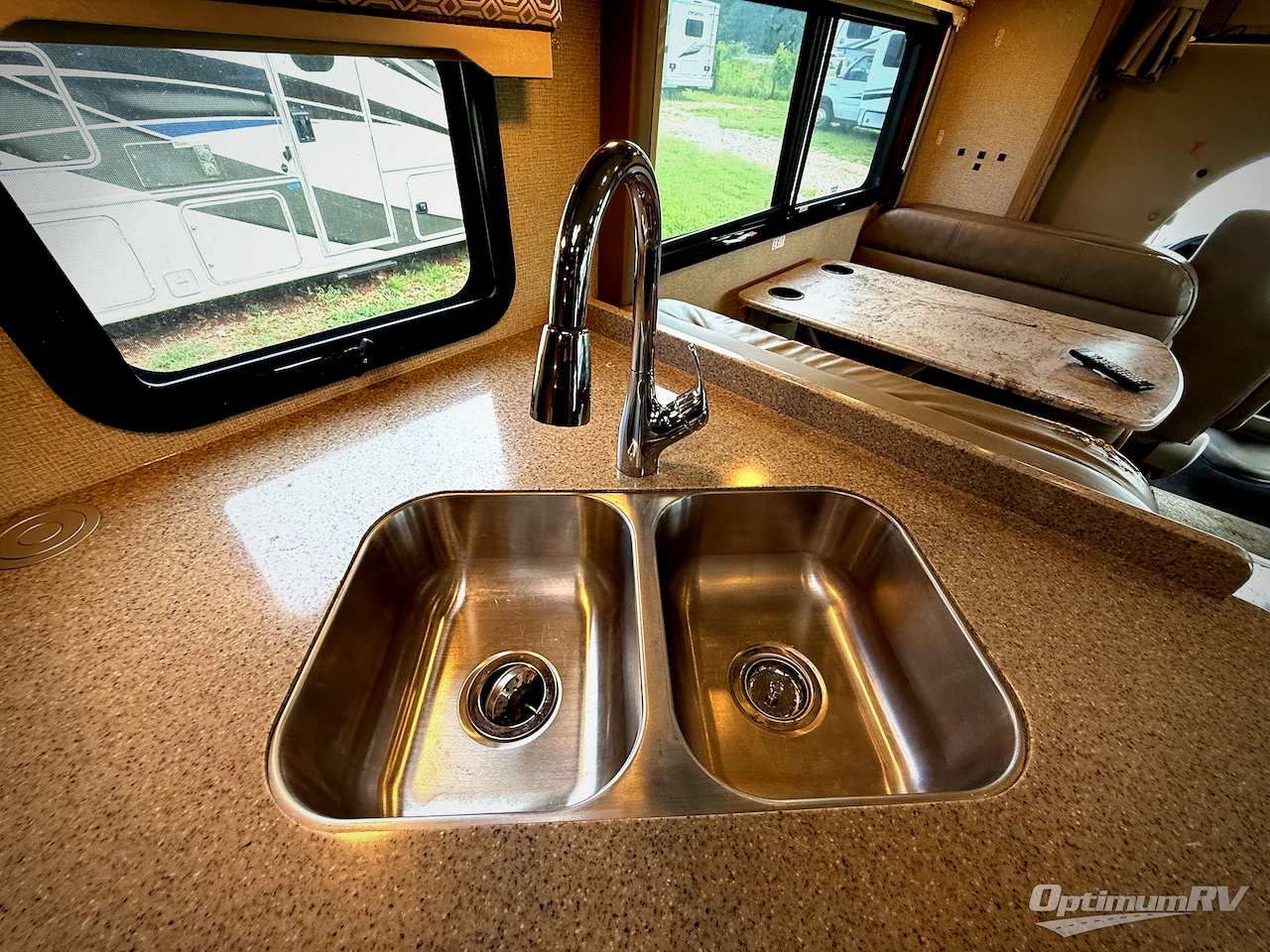 2018 Thor Four Winds 31W Photo 10