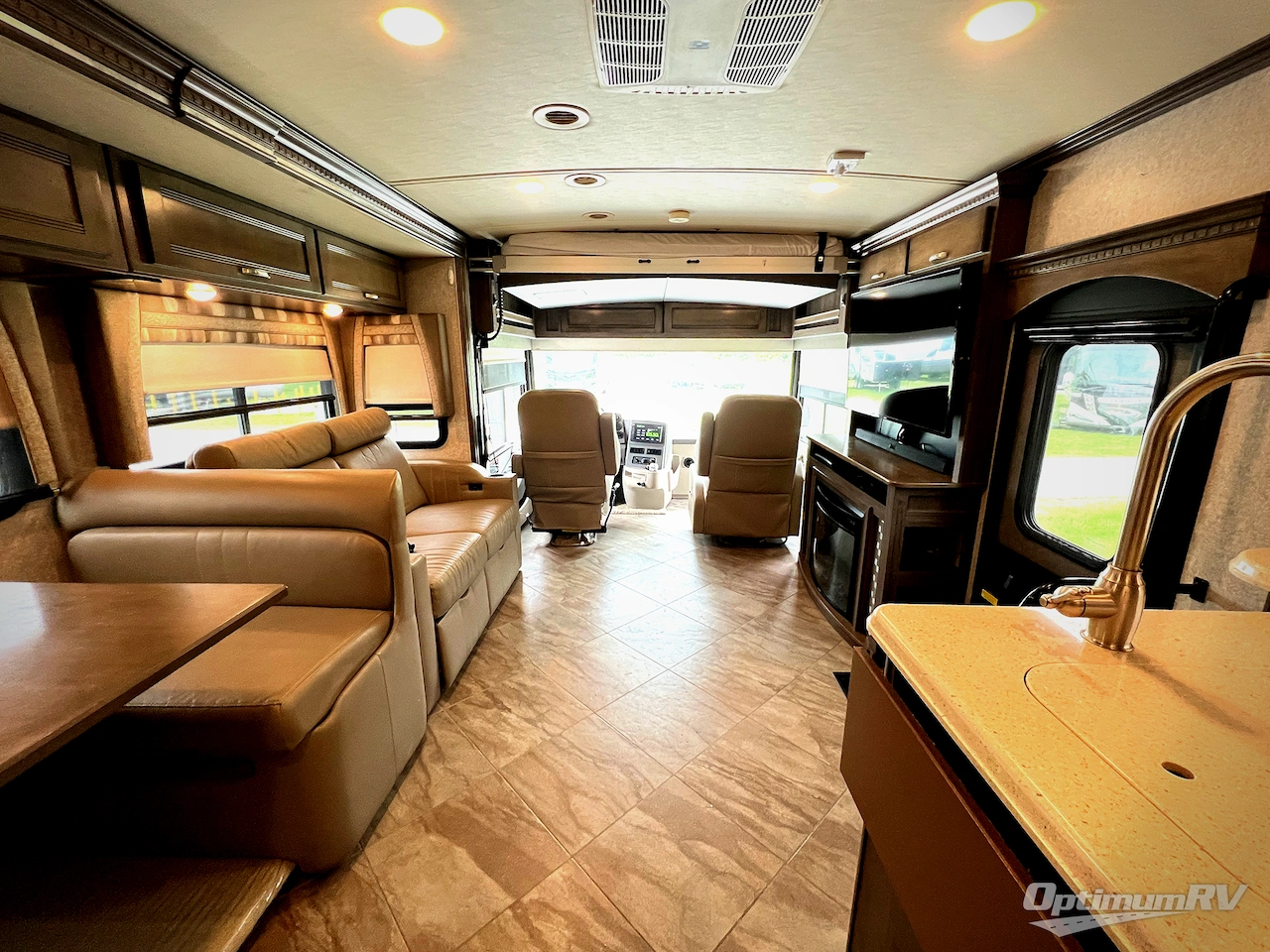 2019 Winnebago Forza 34T Photo 4
