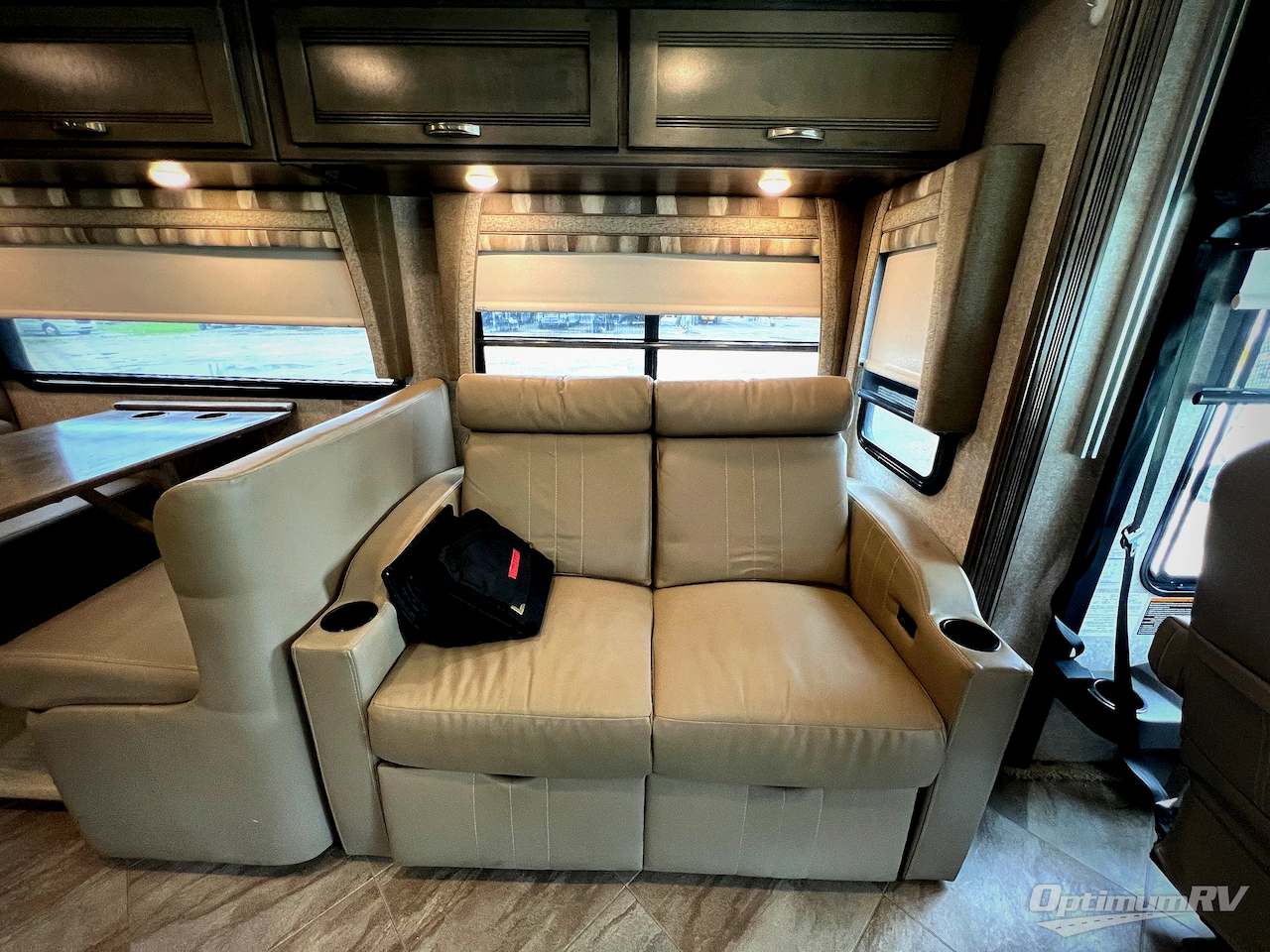2019 Winnebago Forza 34T Photo 8
