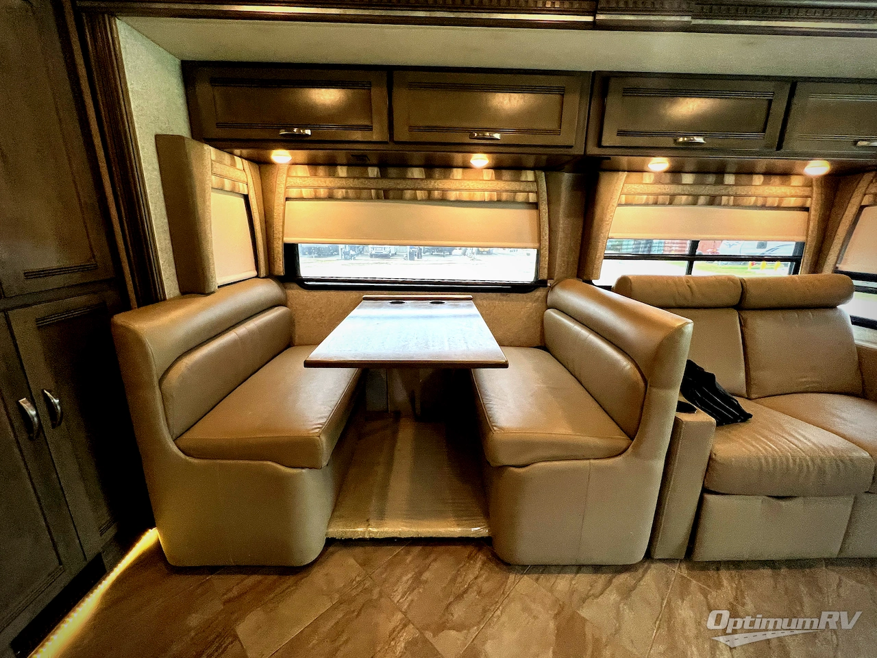 2019 Winnebago Forza 34T Photo 9