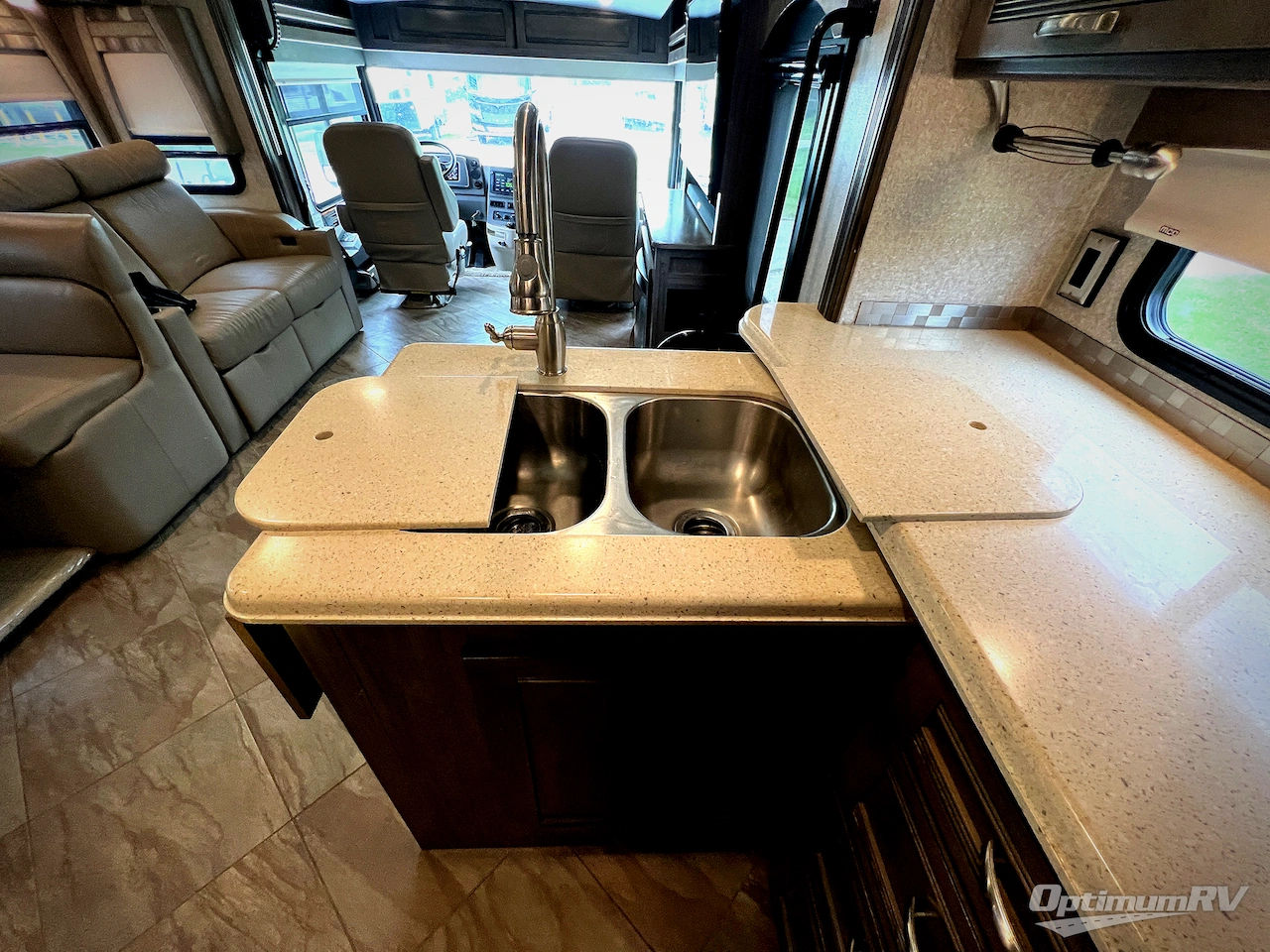 2019 Winnebago Forza 34T Photo 10