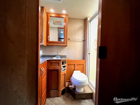 2016 Fleetwood Bounder 36H RV Photo 4