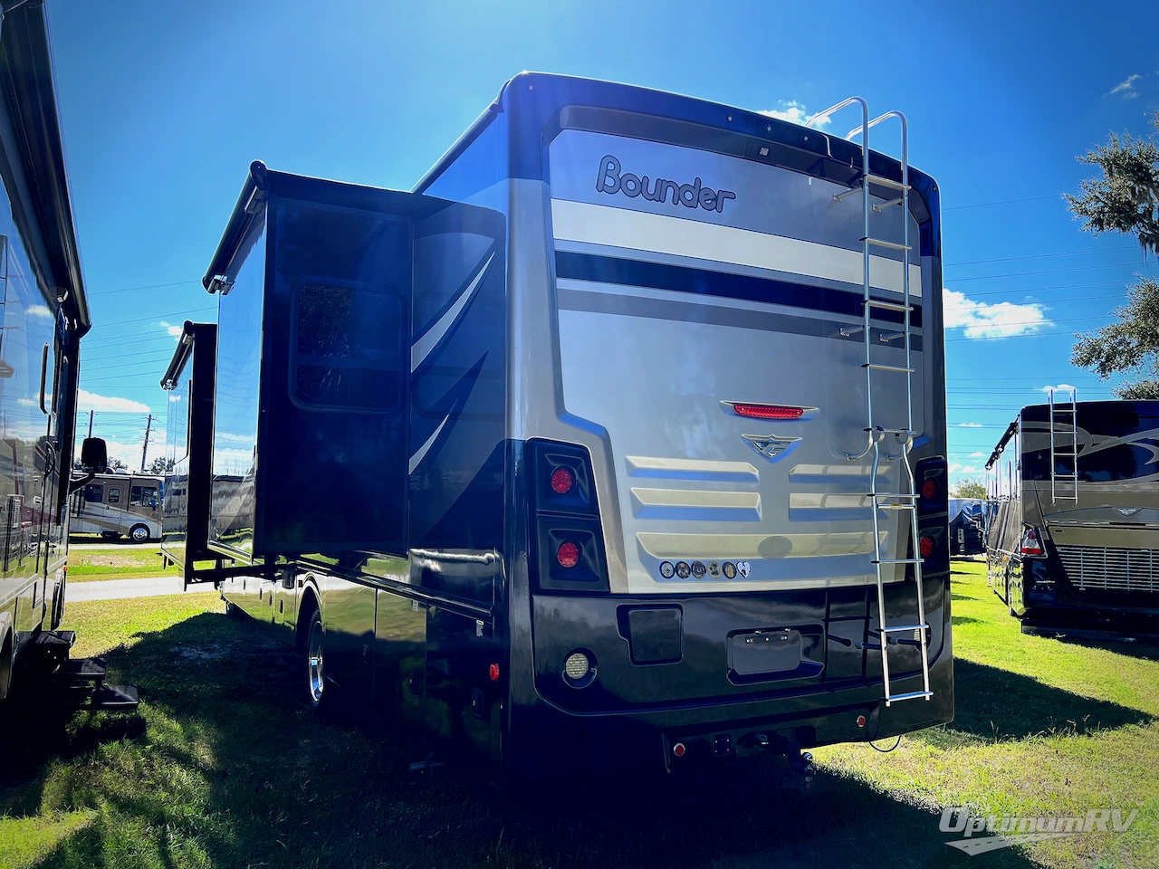 2016 Fleetwood Bounder 36H Photo 2