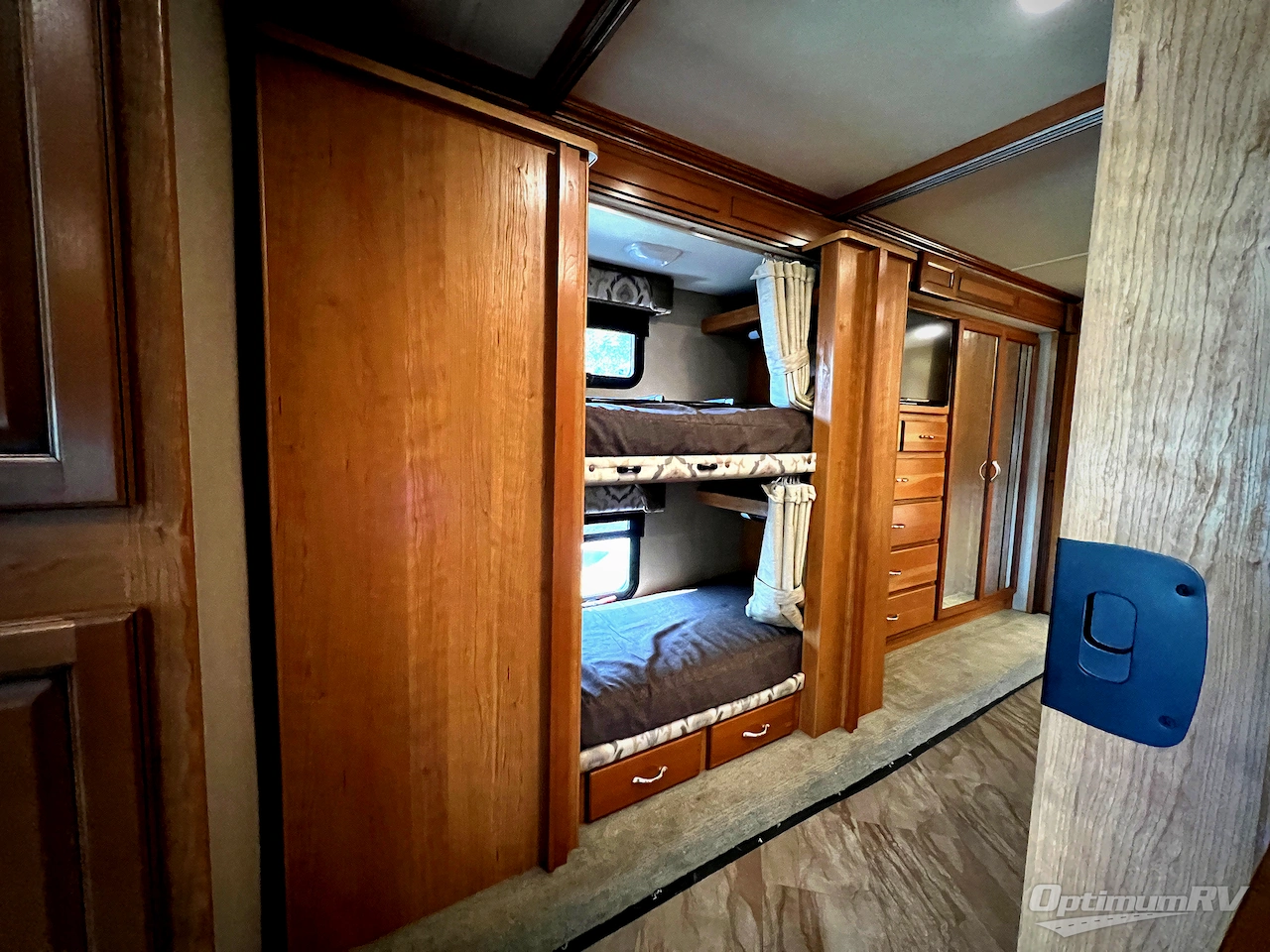 2016 Fleetwood Bounder 36H Photo 16