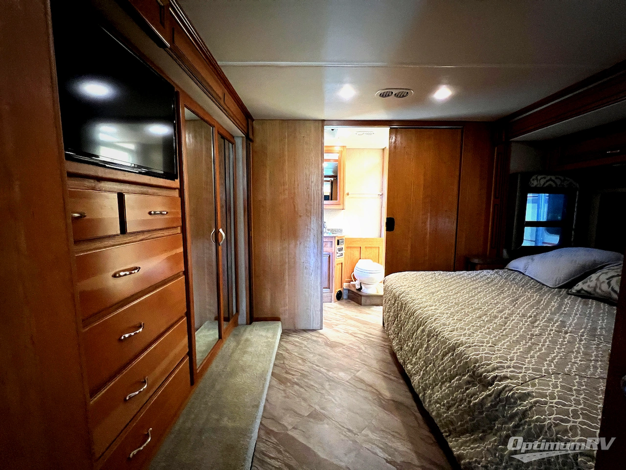 2016 Fleetwood Bounder 36H Photo 19