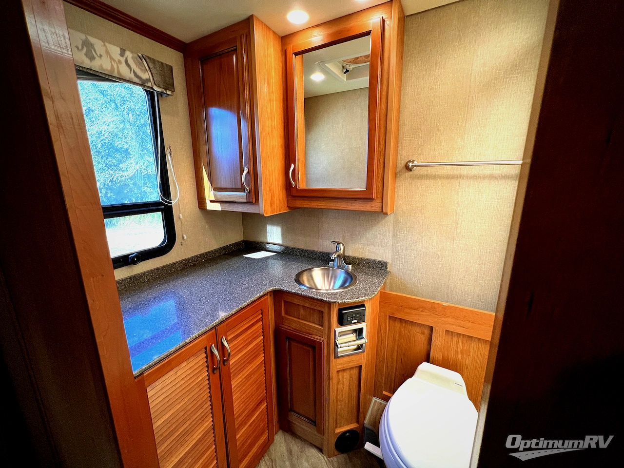 2016 Fleetwood Bounder 36H Photo 24