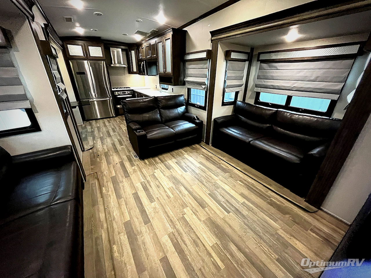 2020 Forest River Cardinal Luxury 3750BKX Photo 4