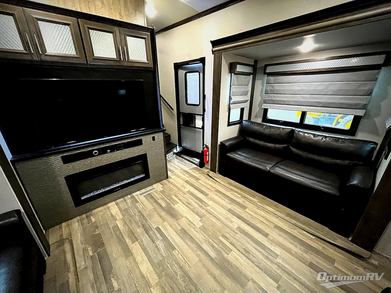 2020 Forest River Cardinal Luxury 3750BKX Photo 6