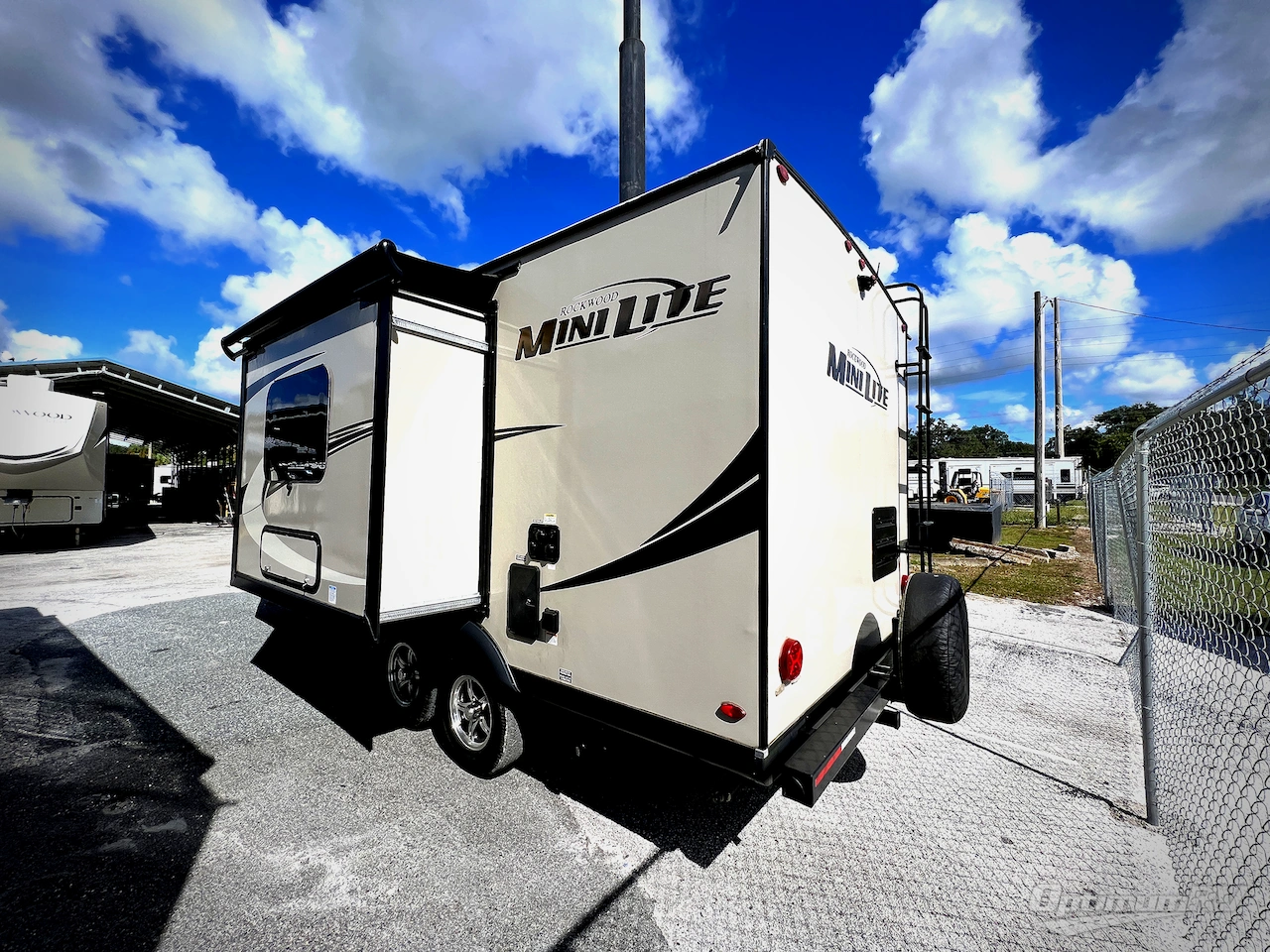2021 Forest River Rockwood Mini Lite 2109S Photo 2