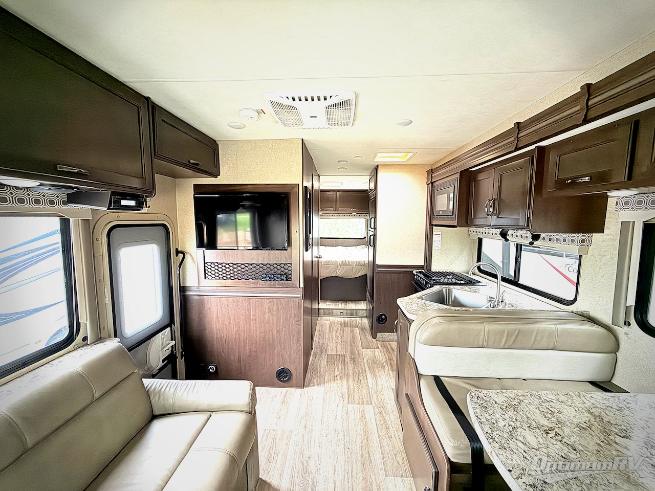 2020 Thor Four Winds 28Z Photo 3
