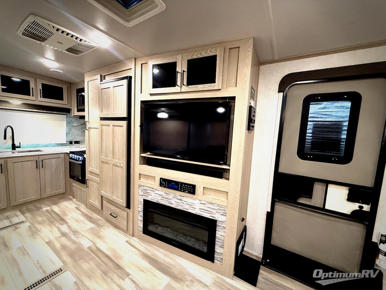 2021 Forest River Rockwood Signature Ultra Lite 8335SB Photo 12