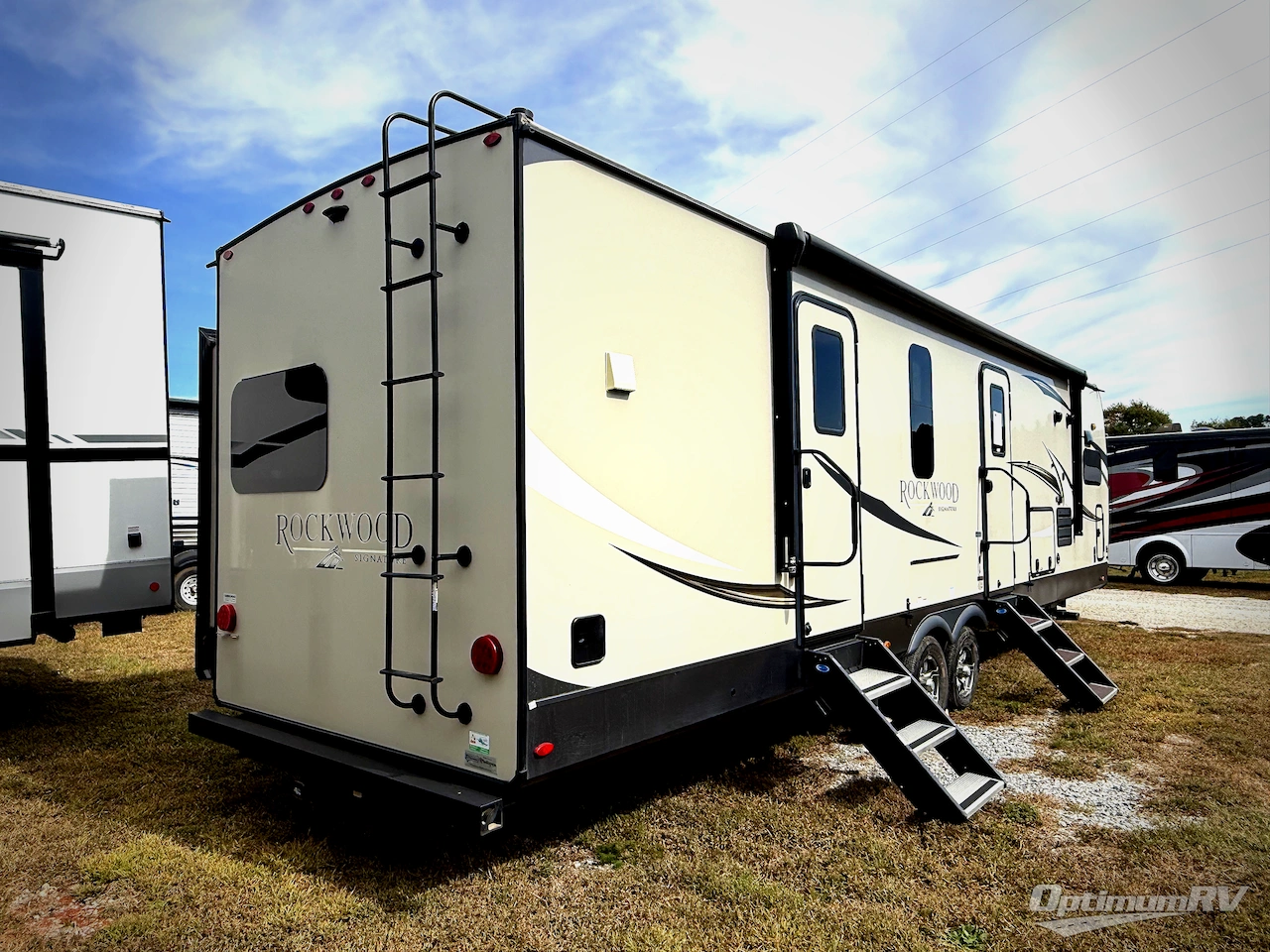 2021 Forest River Rockwood Signature Ultra Lite 8335SB Photo 2