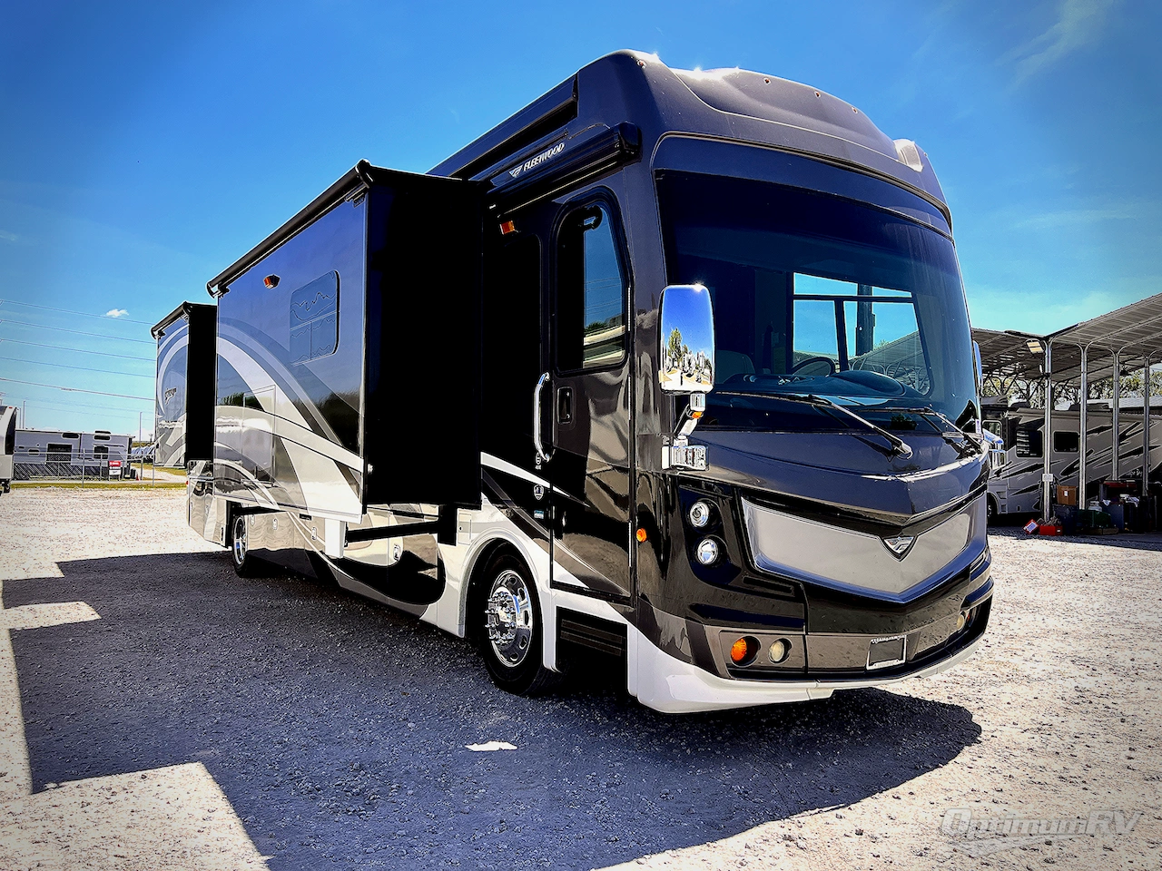 2017 Fleetwood Discovery LXE 40E Photo 1