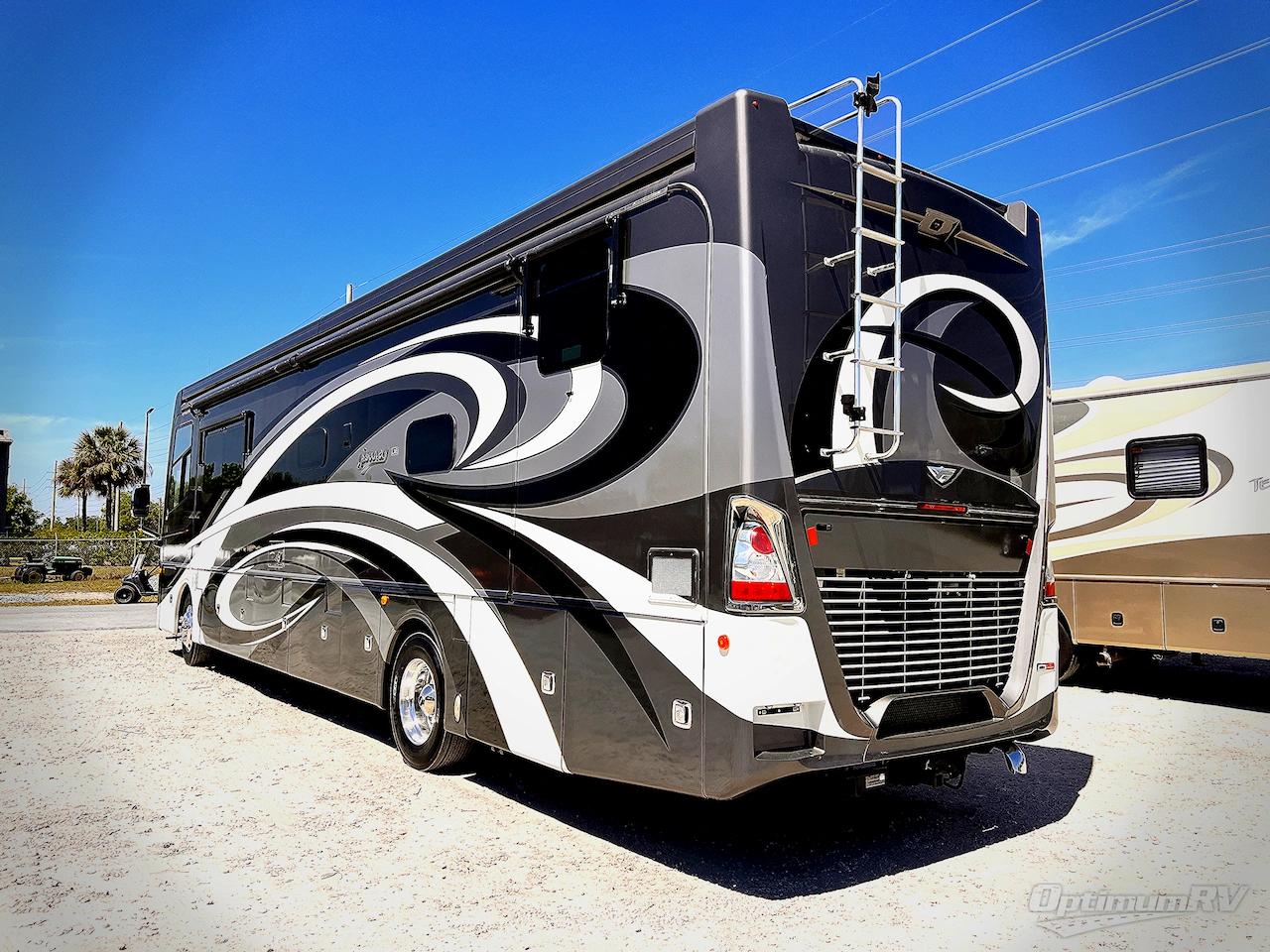 2017 Fleetwood Discovery LXE 40E Photo 3