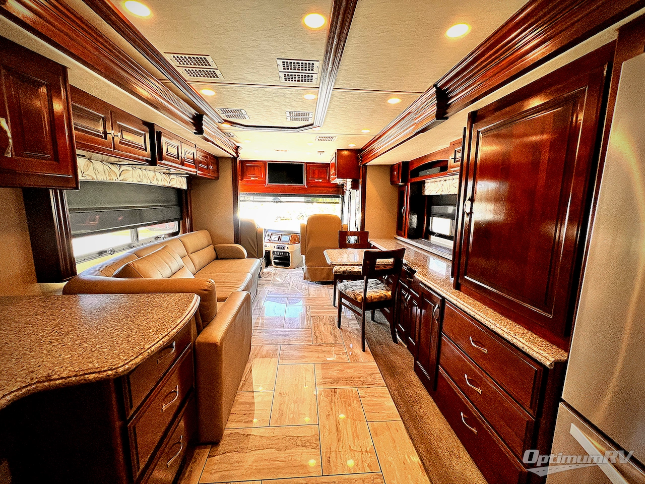 2017 Fleetwood Discovery LXE 40E Photo 6