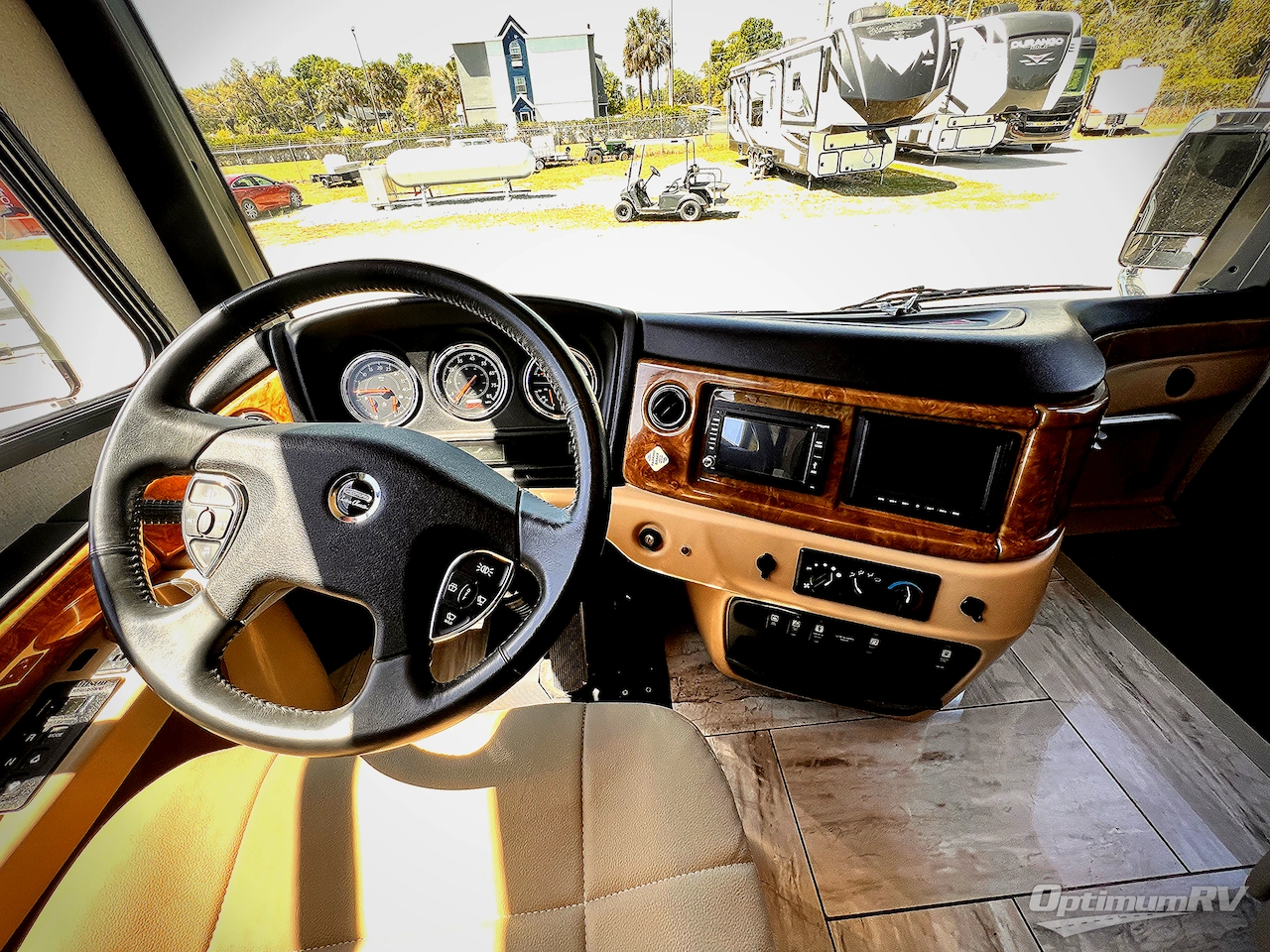 2017 Fleetwood Discovery LXE 40E Photo 4