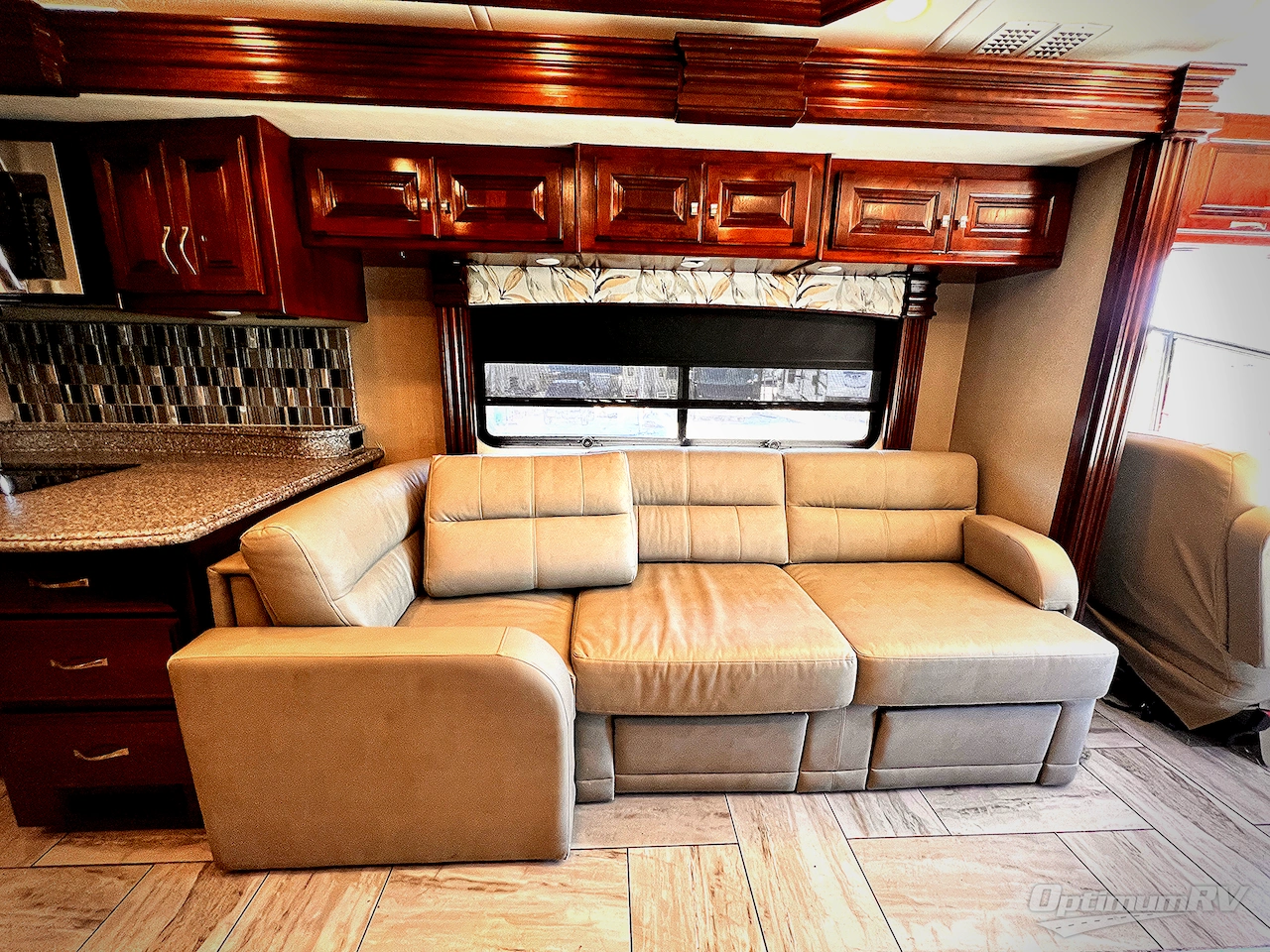 2017 Fleetwood Discovery LXE 40E Photo 7