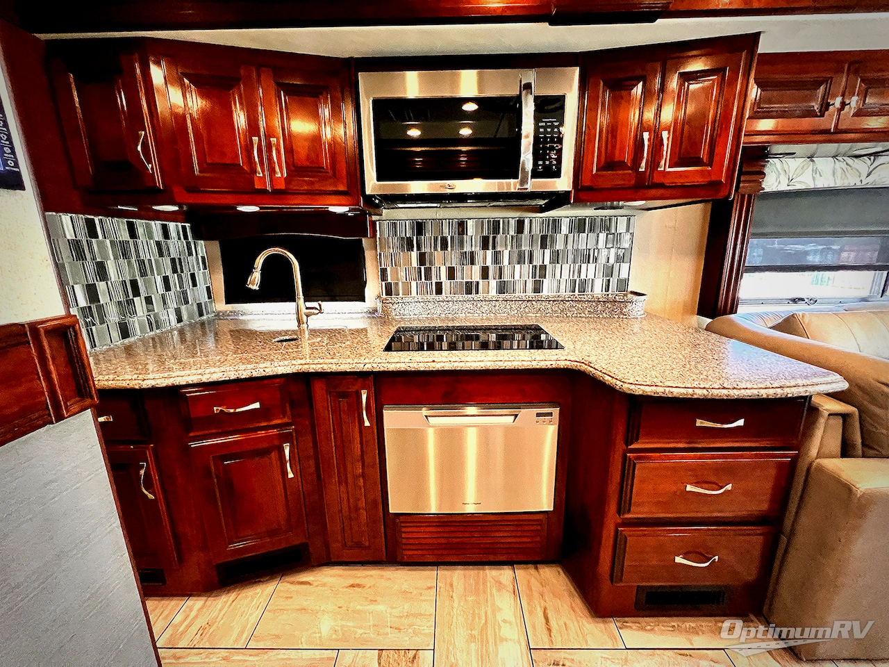 2017 Fleetwood Discovery LXE 40E Photo 9