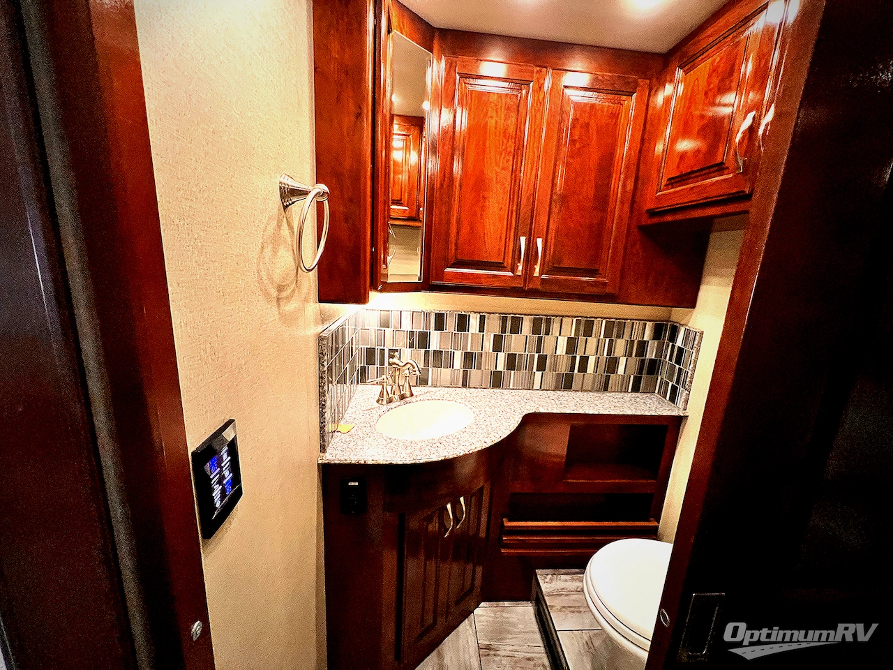 2017 Fleetwood Discovery LXE 40E Photo 16