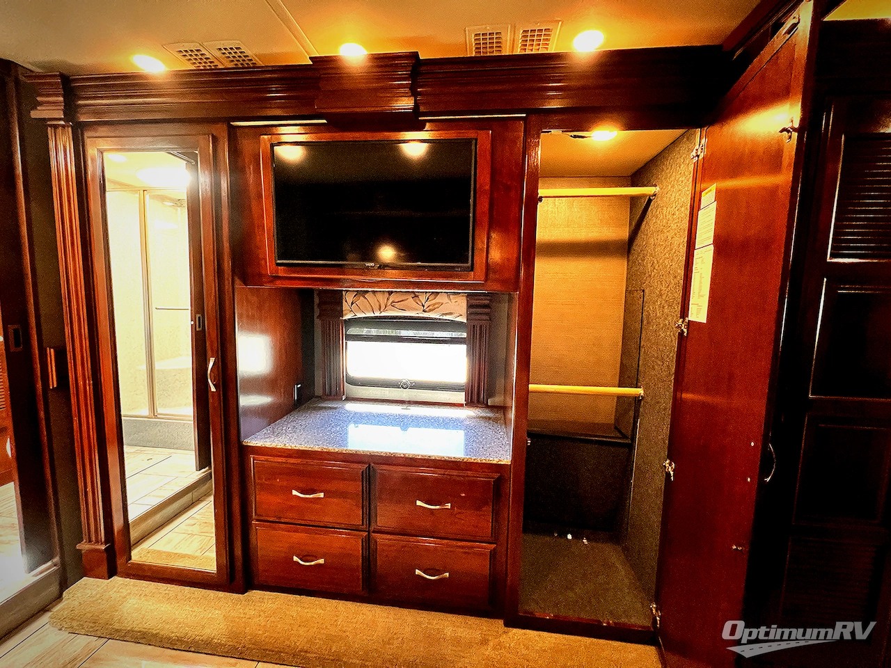 2017 Fleetwood Discovery LXE 40E Photo 20