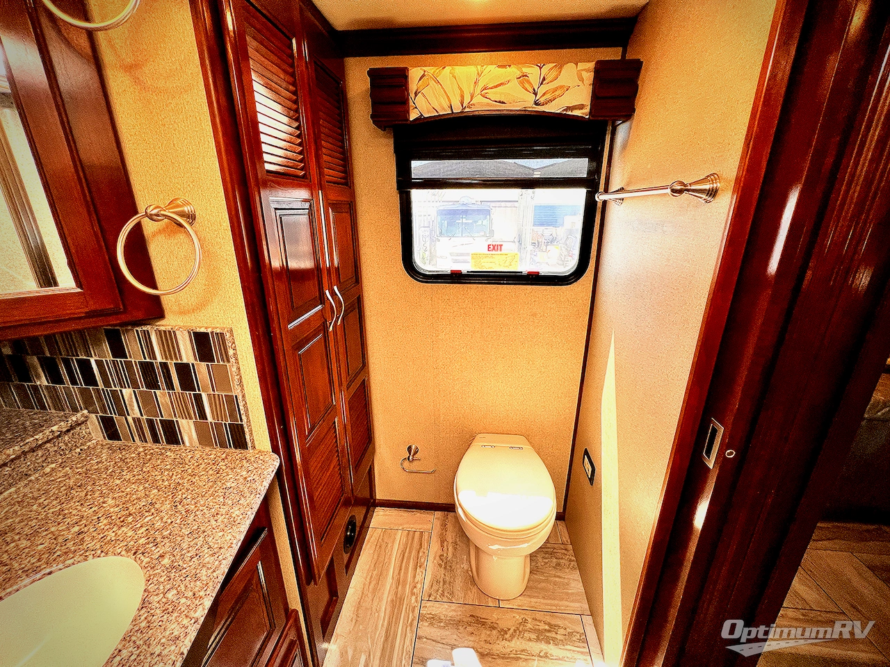 2017 Fleetwood Discovery LXE 40E Photo 24