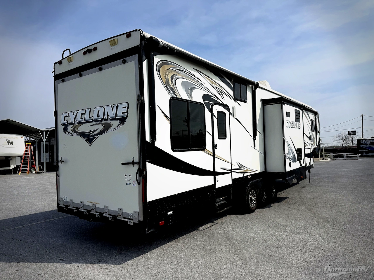 2014 Heartland Cyclone 4100 King Photo 2