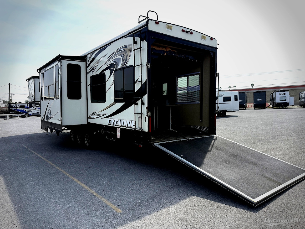 2014 Heartland Cyclone 4100 King Photo 4
