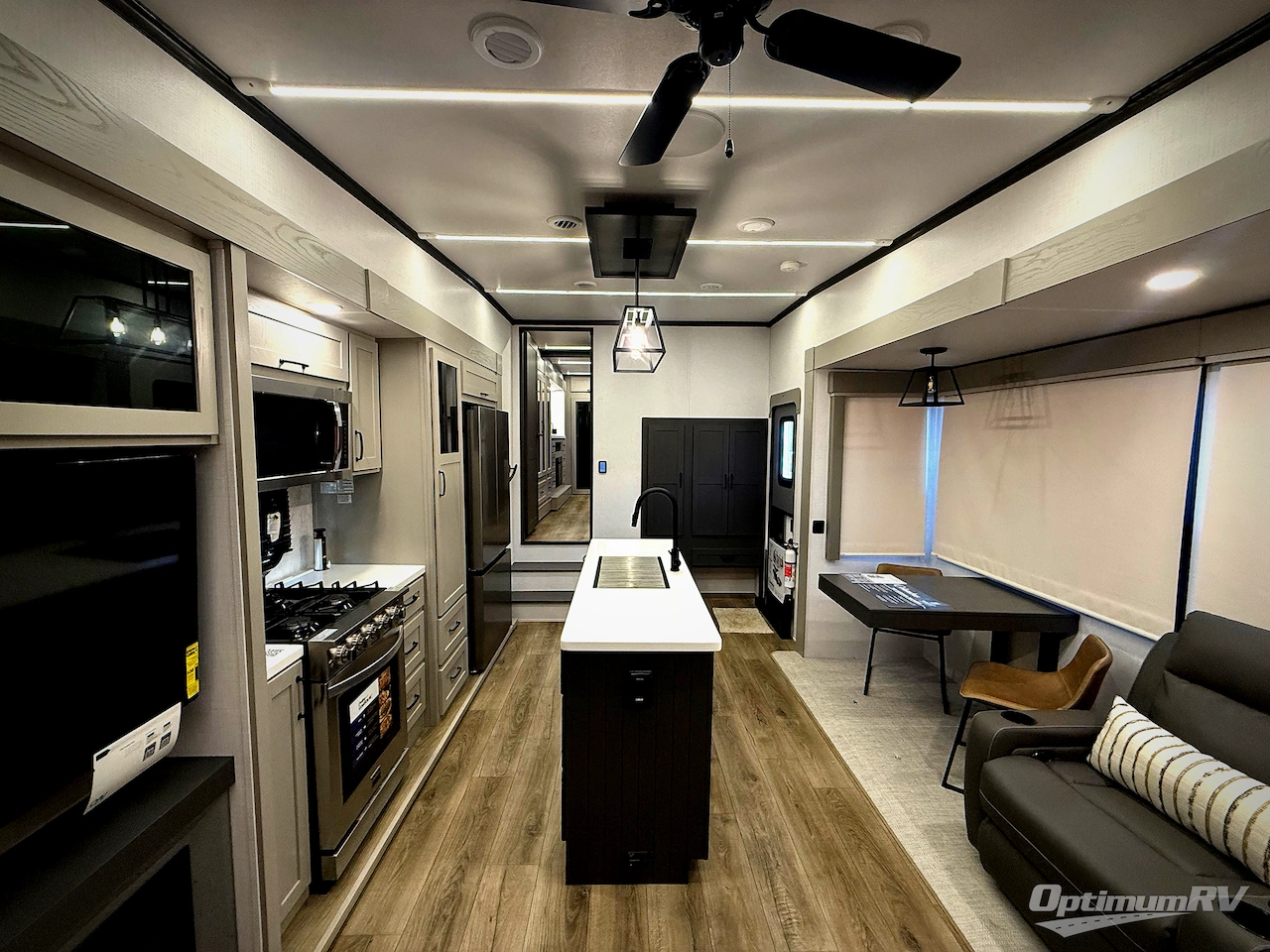 2025 Palomino Columbus 380RL Photo 5