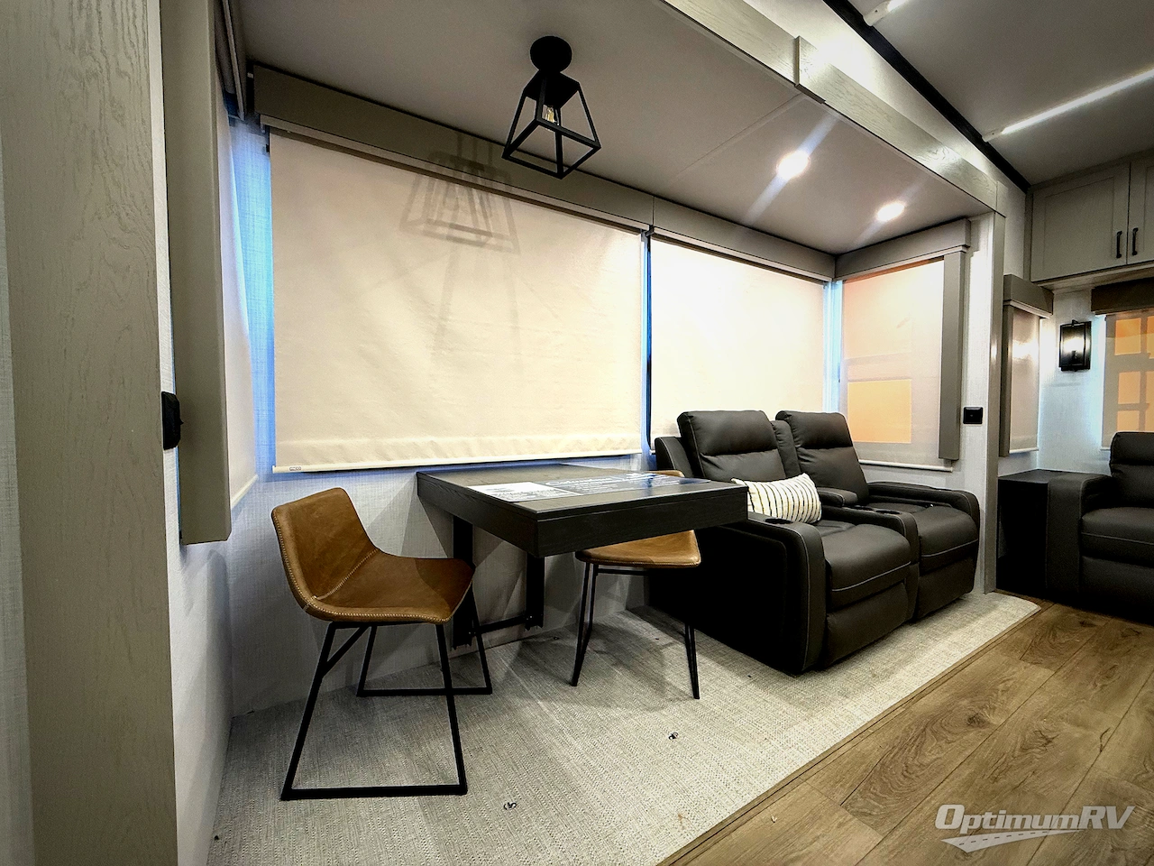 2025 Palomino Columbus 380RL Photo 7