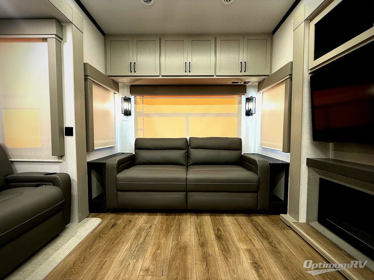 2025 Palomino Columbus 380RL Photo 9