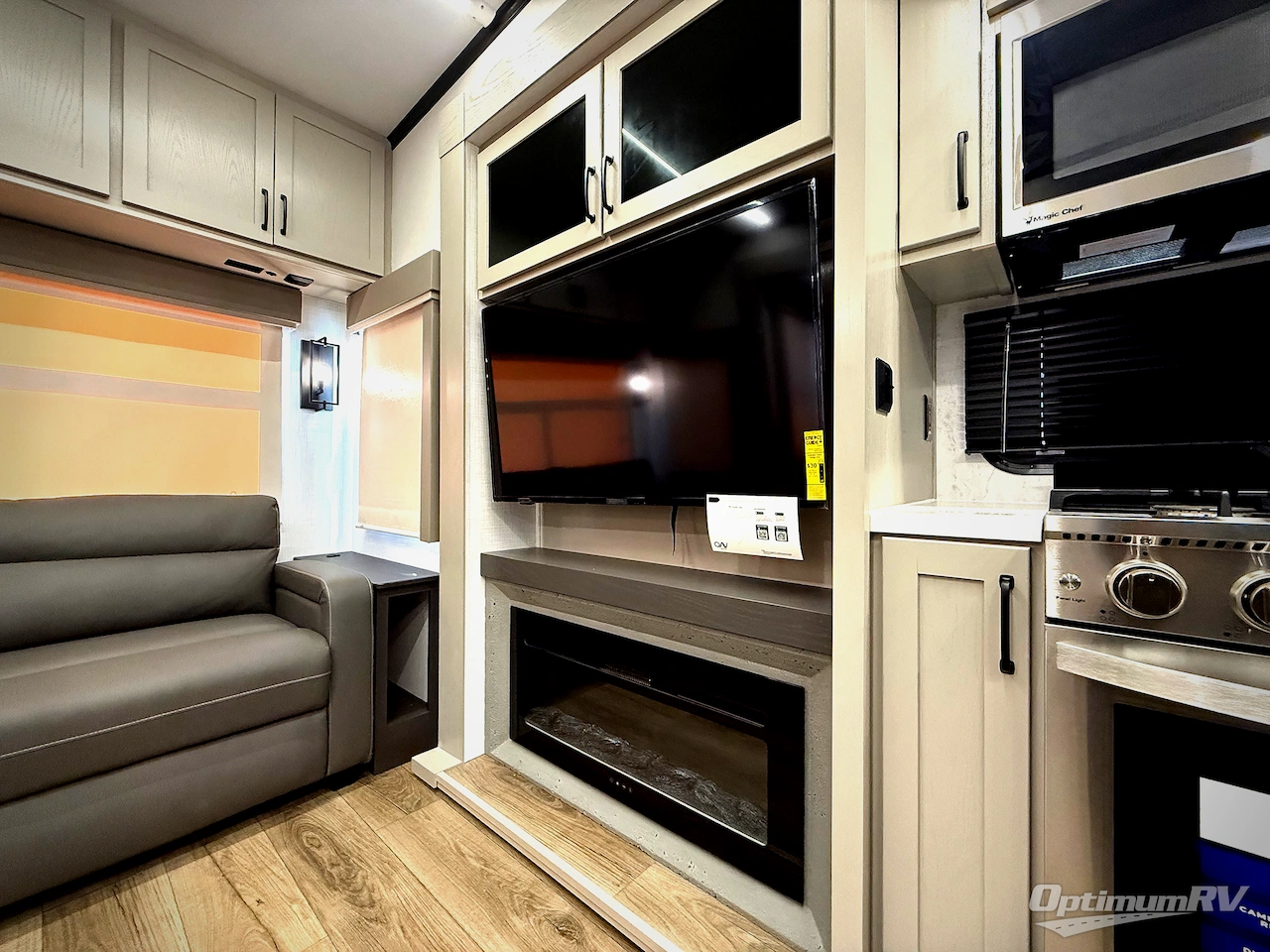 2025 Palomino Columbus 380RL Photo 10