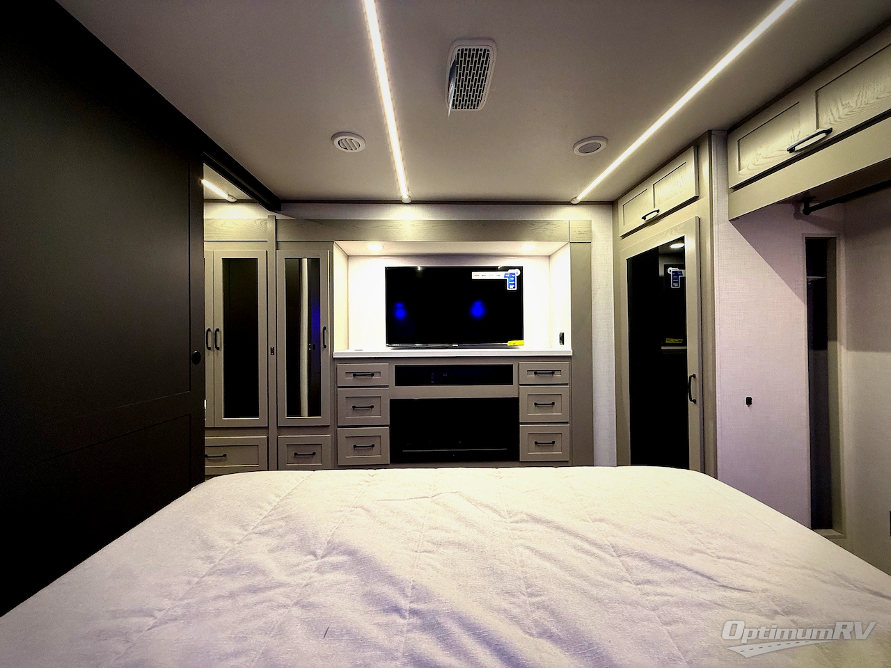 2025 Palomino Columbus 380RL Photo 22