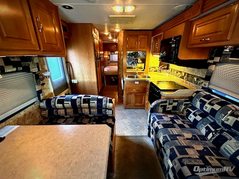 2005 Coachmen Leprechaun 307KS RV Photo 4