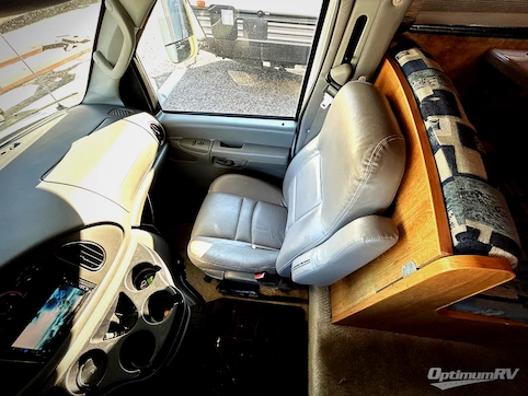 2005 Coachmen Leprechaun 307KS RV Photo 4