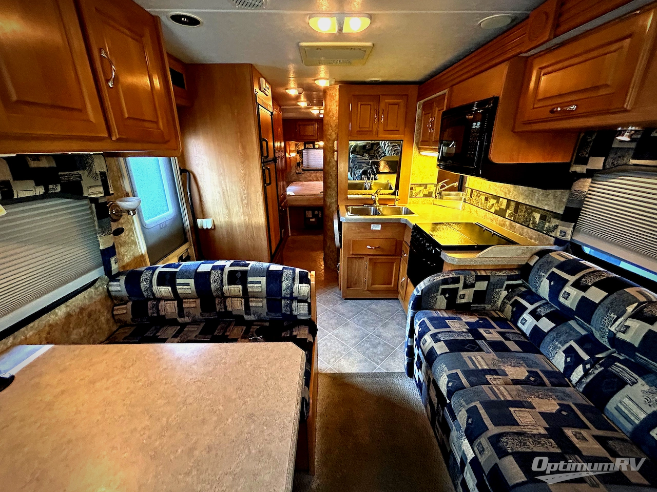2005 Coachmen Leprechaun 307KS Photo 2