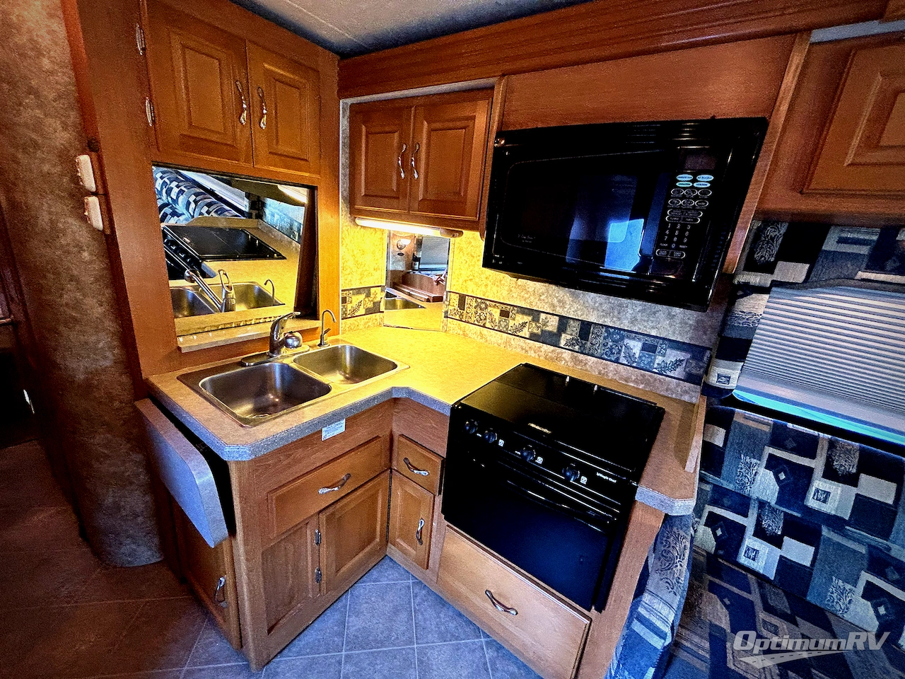 2005 Coachmen Leprechaun 307KS Photo 4