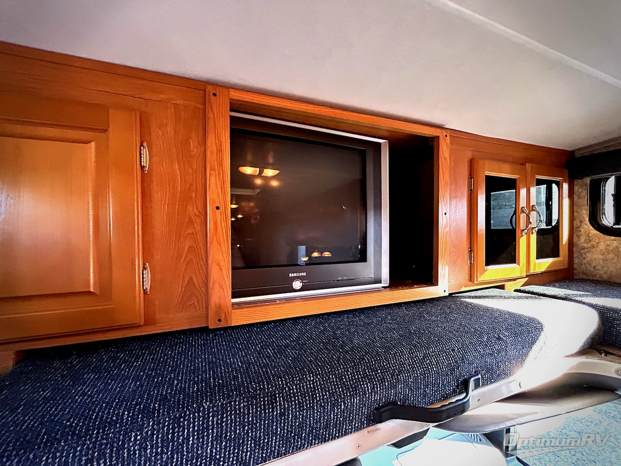 2005 Coachmen Leprechaun 307KS Photo 9