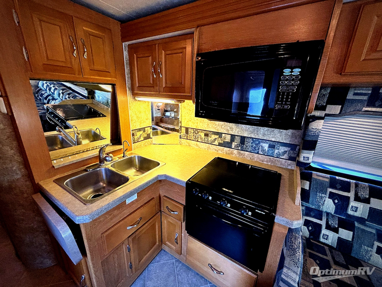 2005 Coachmen Leprechaun 307KS Photo 12