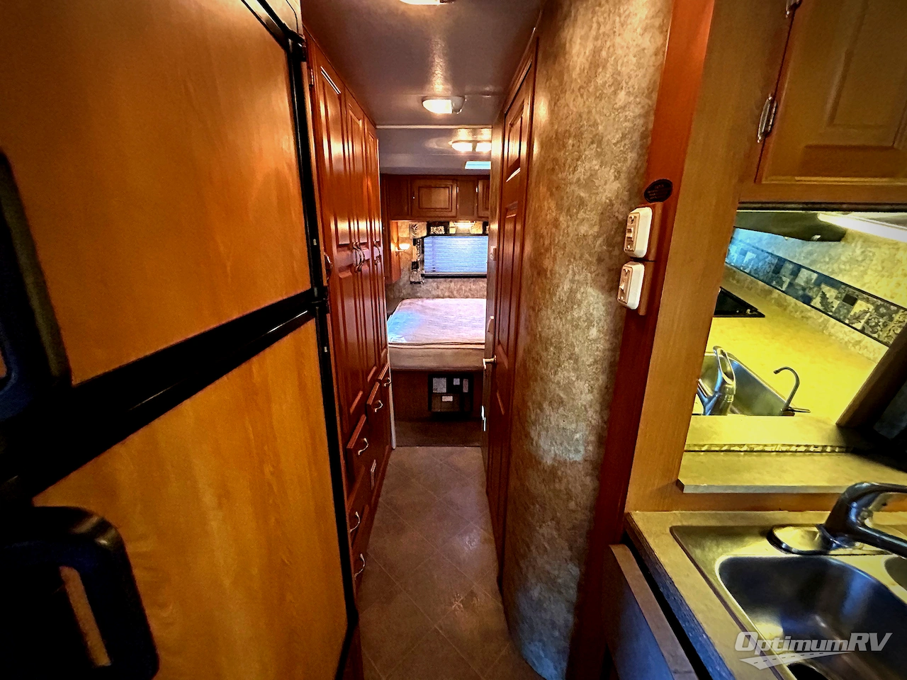 2005 Coachmen Leprechaun 307KS Photo 13